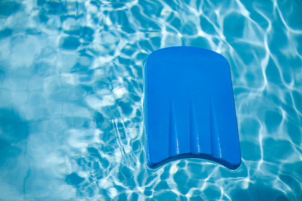 Conheça as utilidades de uma prancha de natação 