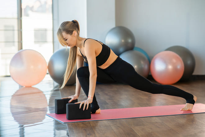 mulher-se-exercitando-com-bloco-de-yoga