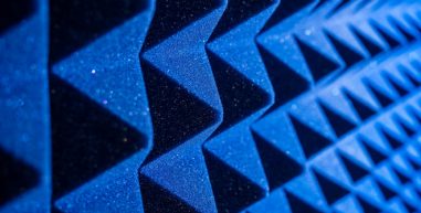 Por que o E.V.A é considerado o melhor material para isolamento acústico?